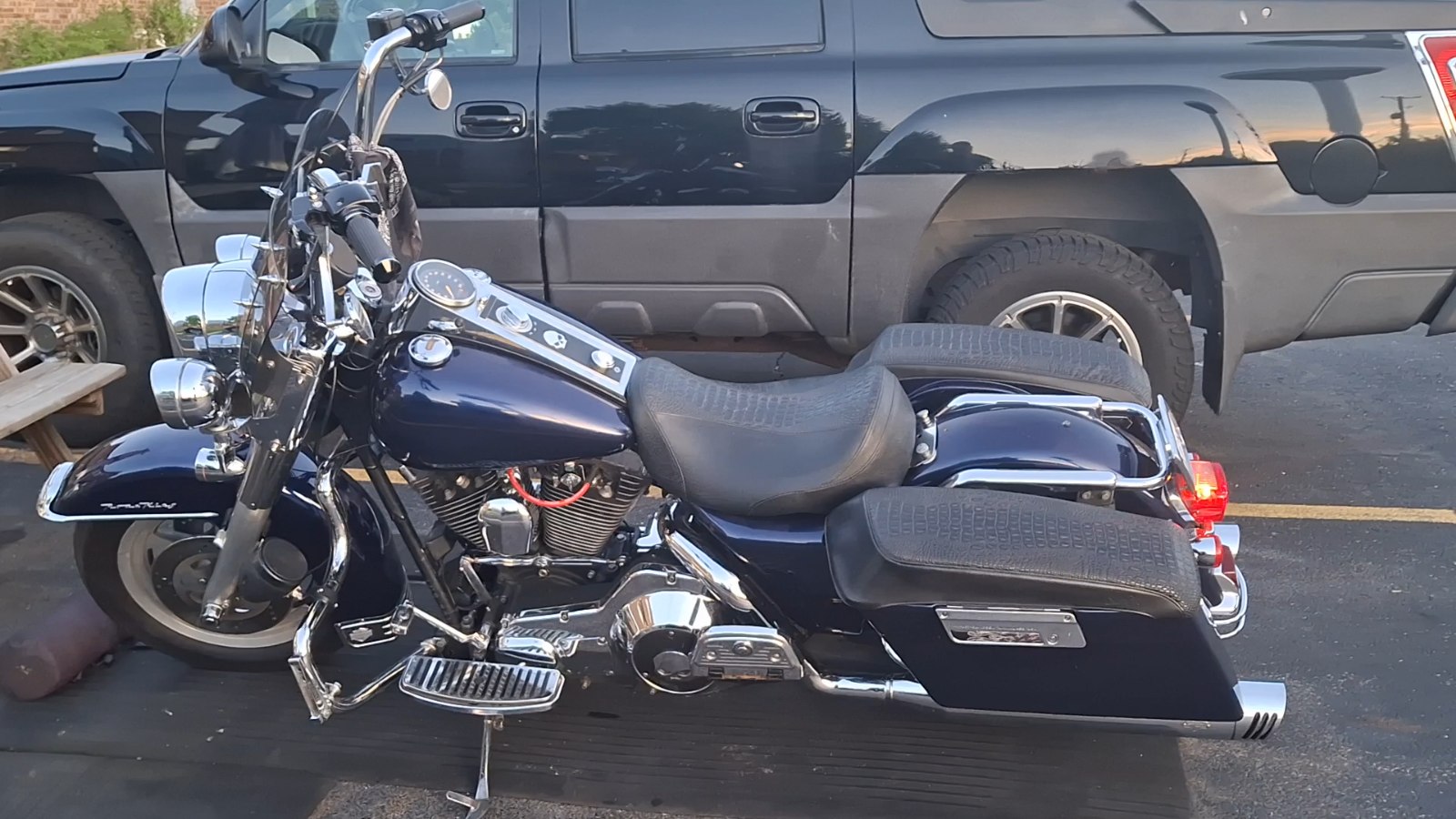 A blue Harley-Davidson Road King Classic photographed by a Motoryk user before purchase